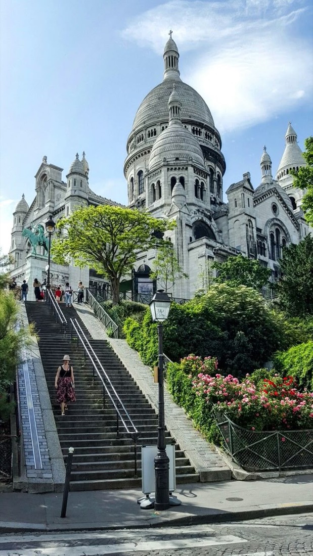 Escadaria e Basílica de Sacré-Cœur, em Montmartre